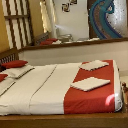 Hotel Aston Колката Екстериор снимка