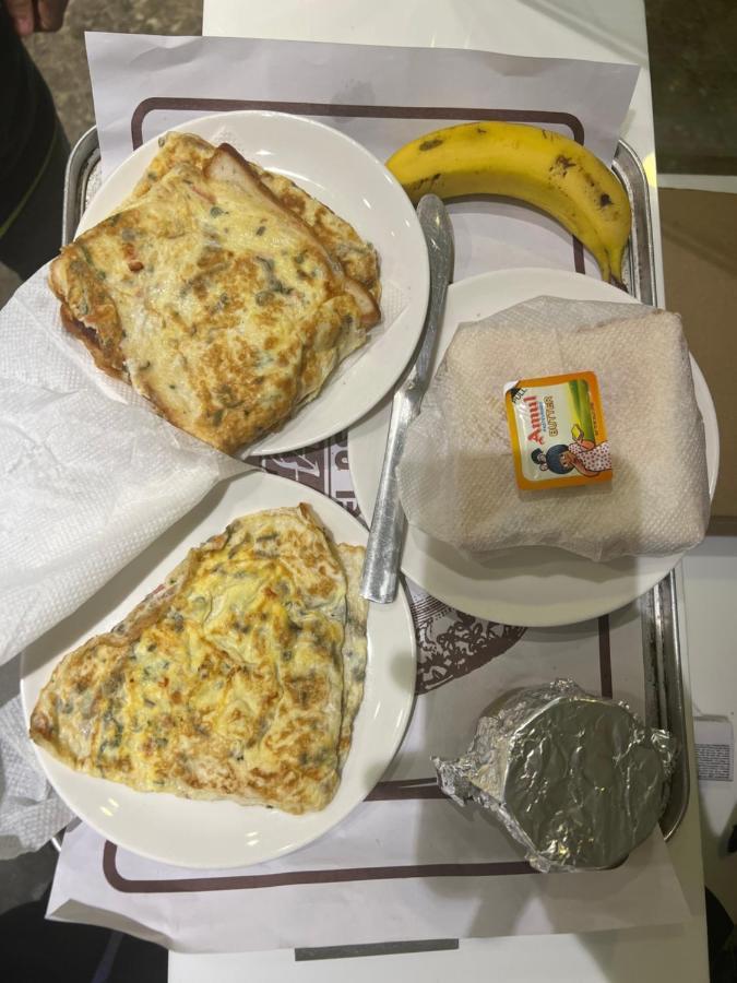 Hotel Aston Колката Екстериор снимка